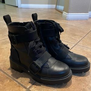 UGG Women's Ashton Lace Up Fashion Boot, size 5.5